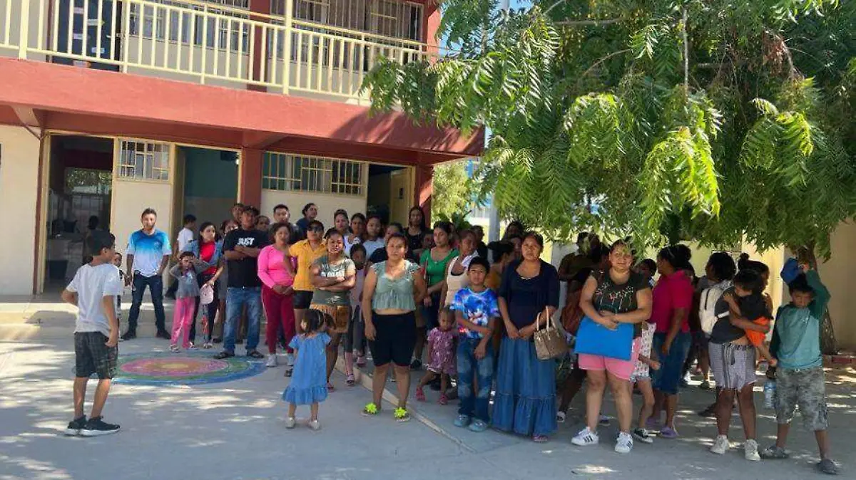 Protestan por espacios en primaria